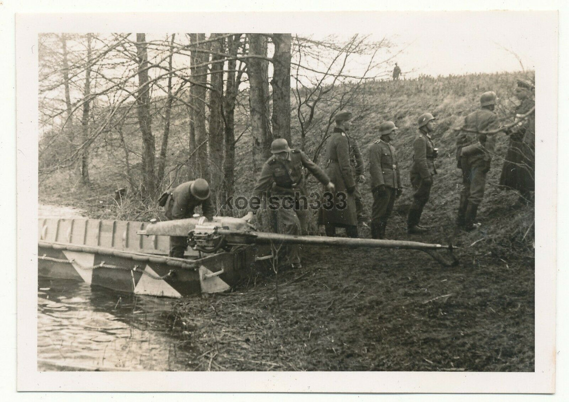 ! Foto Pioniere der Wehrmacht mit einem Sturmboot am Gewässer