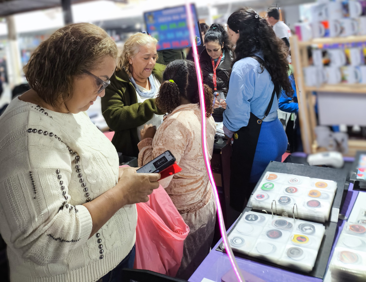 Loja cheia na feira com clientes