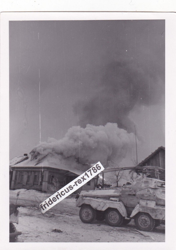 Foto Elitesoldaten im Osten Vormarsch 2. Pz. Div. Panzerspähwage