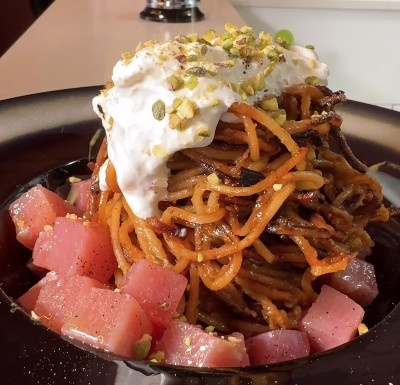 Spaghetti all'assassina con tartare di tonno, stracciatella e granella di pistacchio