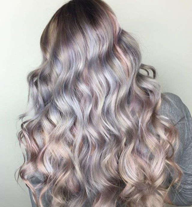 devojka sa kosom bisernih nijansi