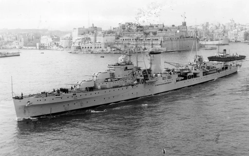 El HMS Ajax perteneciente a la Royal Navy entrando a Gran Puerto en Valeta, Malta