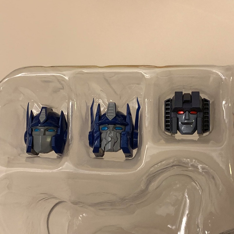 15-MP-44-Convoy-Optimus-Prime-V3
