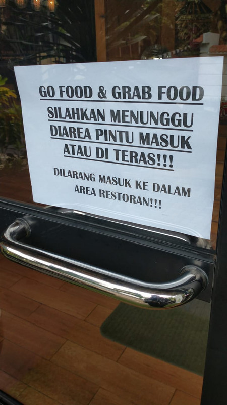 Larangan driver ojek online masuk restoran, begini penjelasan pihak manajemen resto.