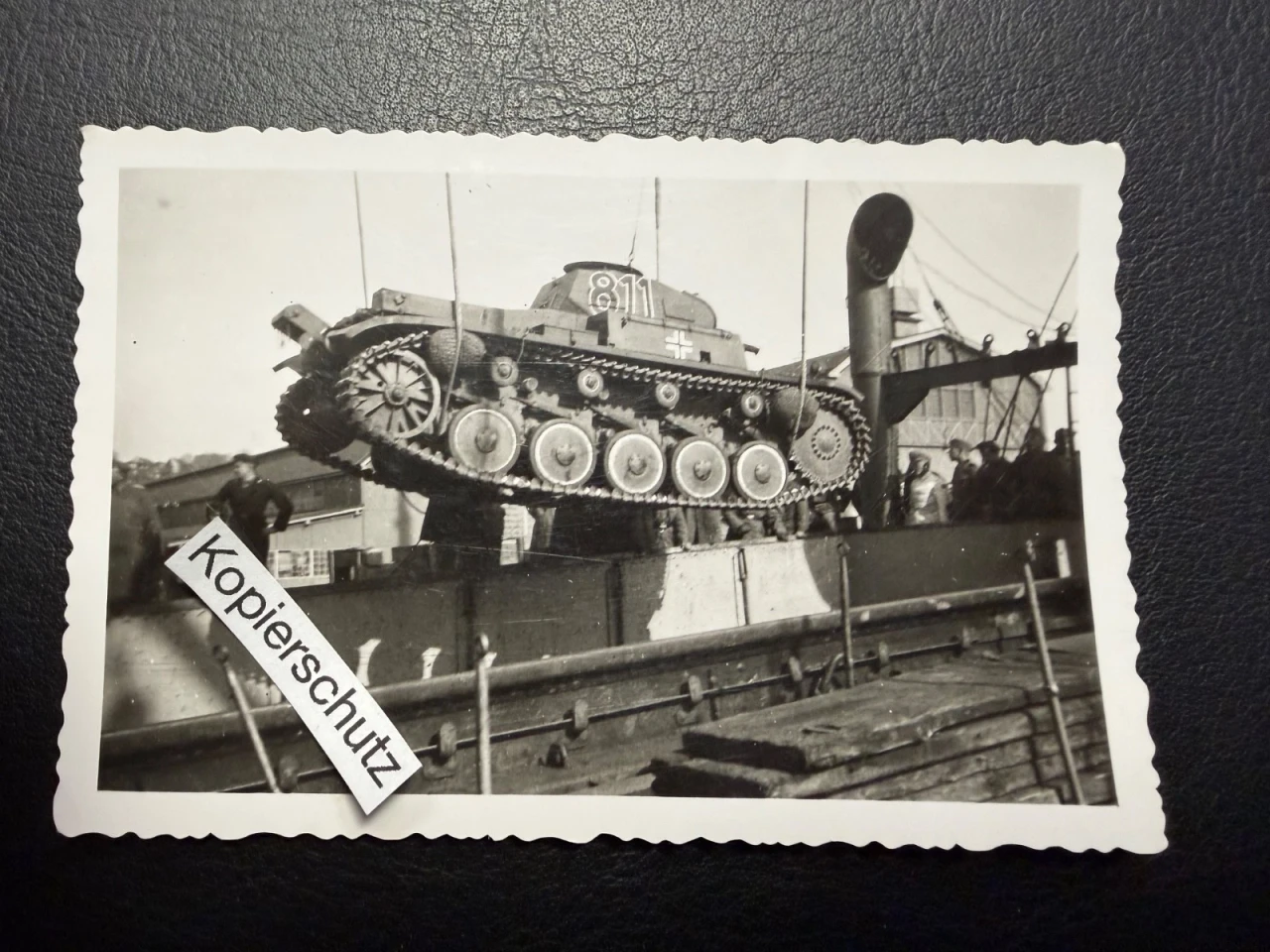 Altes Foto Panzer wird verladen Panzer Tank Turmnummer 811 WW2