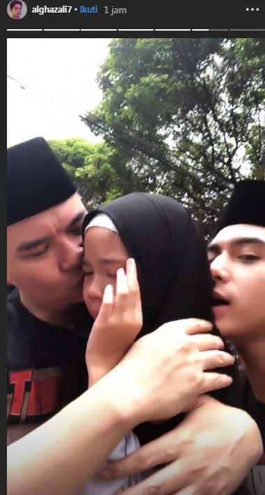 Safeea menangis, Ahmad Dhani dan Al Ghazali mencoba menenangkan