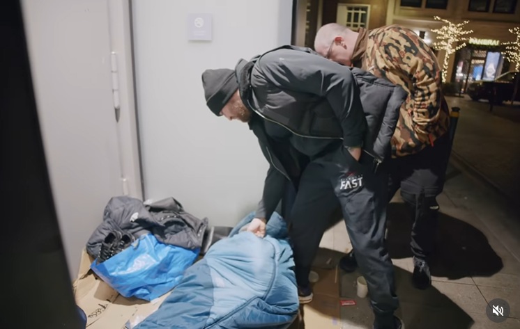 Конър Макгрегър помага на бездомни в Ирландия