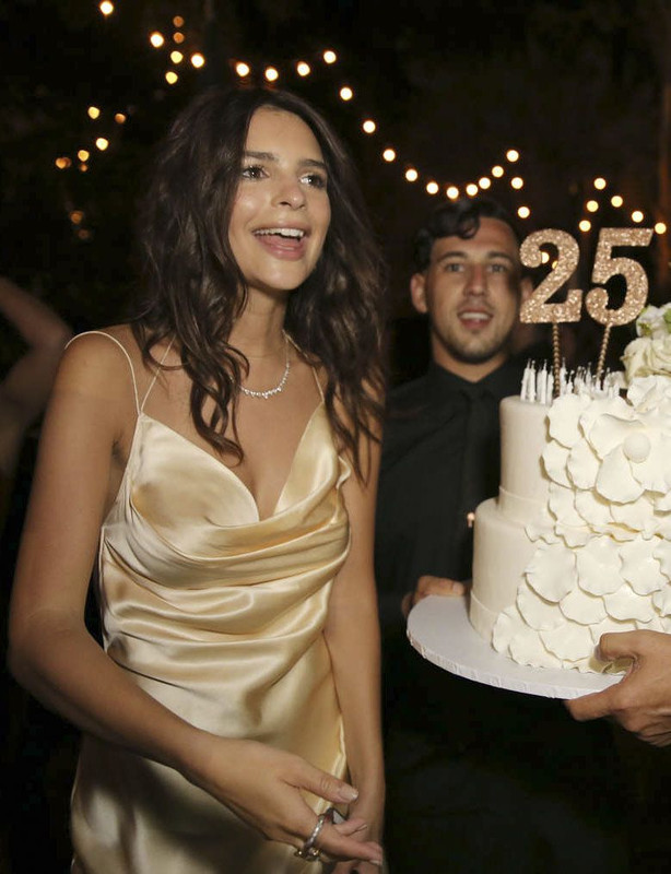 Emily-Ratajkowski-003