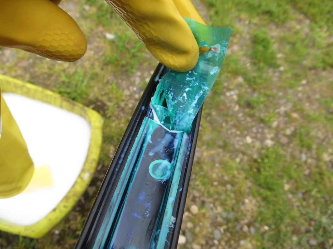 Tubeless tape removal