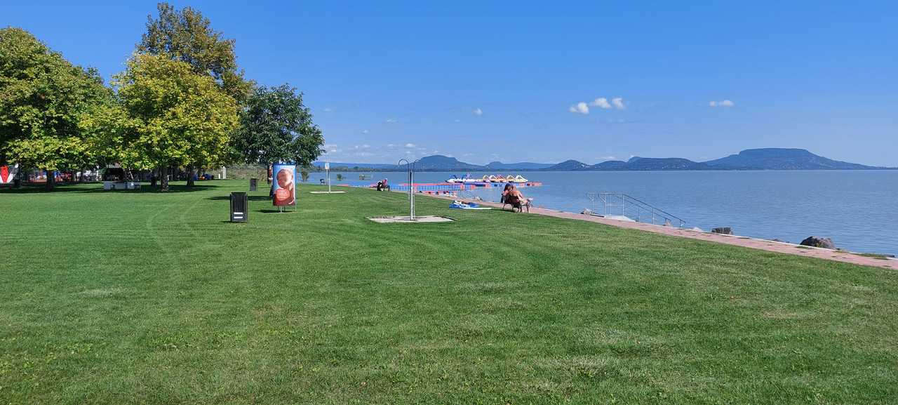 Balatonufer mit Wiese und See