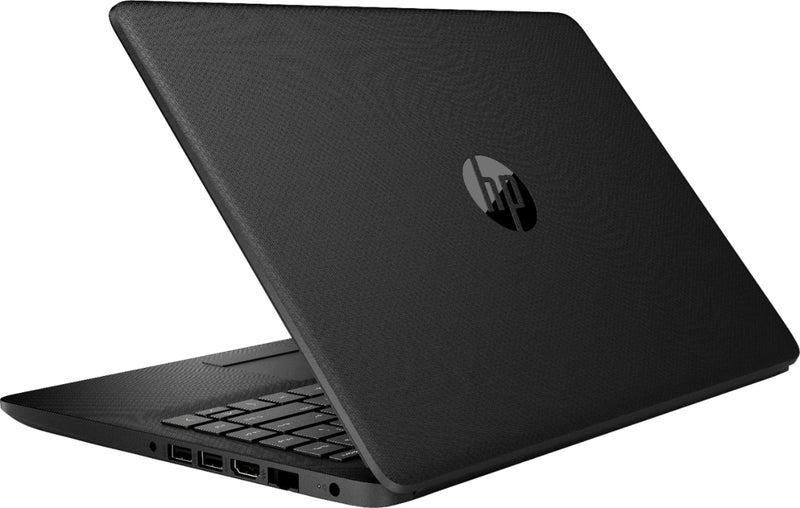 Una persona utilizando la laptop HP de 14 pulgadas en un escritorio.
