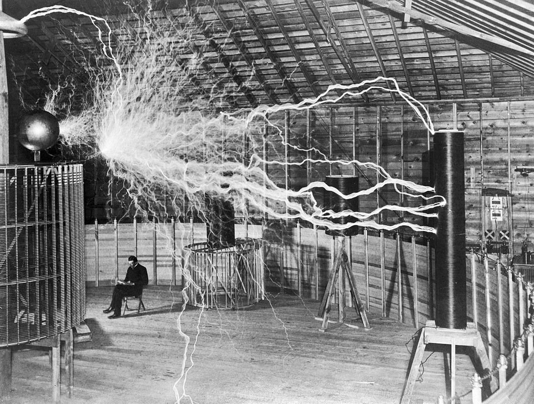 Bobina de Tesla soltando faíscas em laboratório escuro