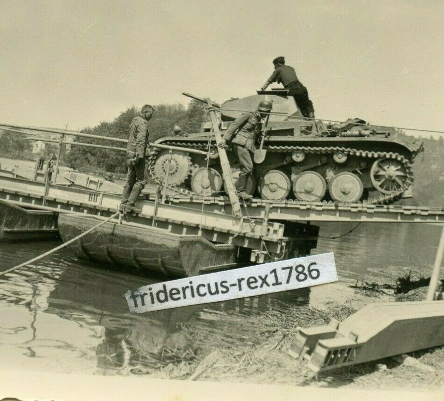 Foto 2 Westfront 1940 Pionierbrücke über die Maas schw deut Panzer PzKpfw II