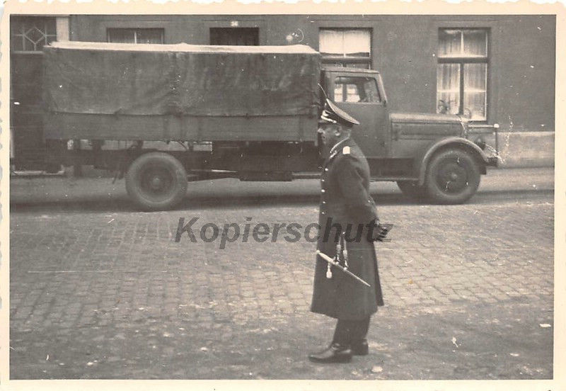 Kommandant mit Fliegerdolch vor LKW MAN Köln