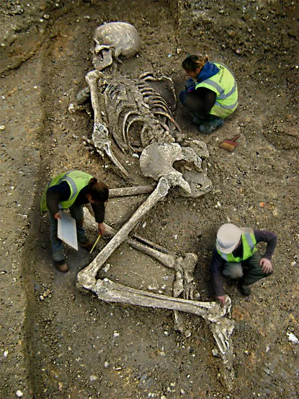giant-skeleton-2