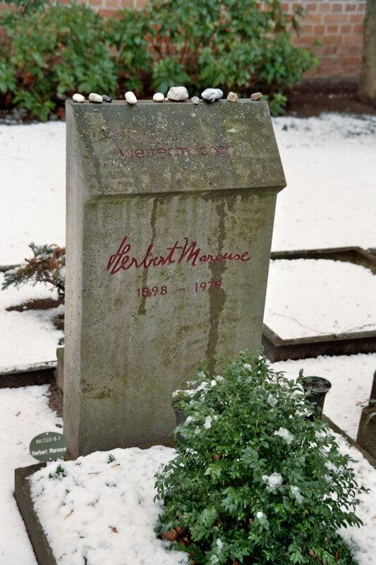 Herbert-Marcuse-Grave-Winter