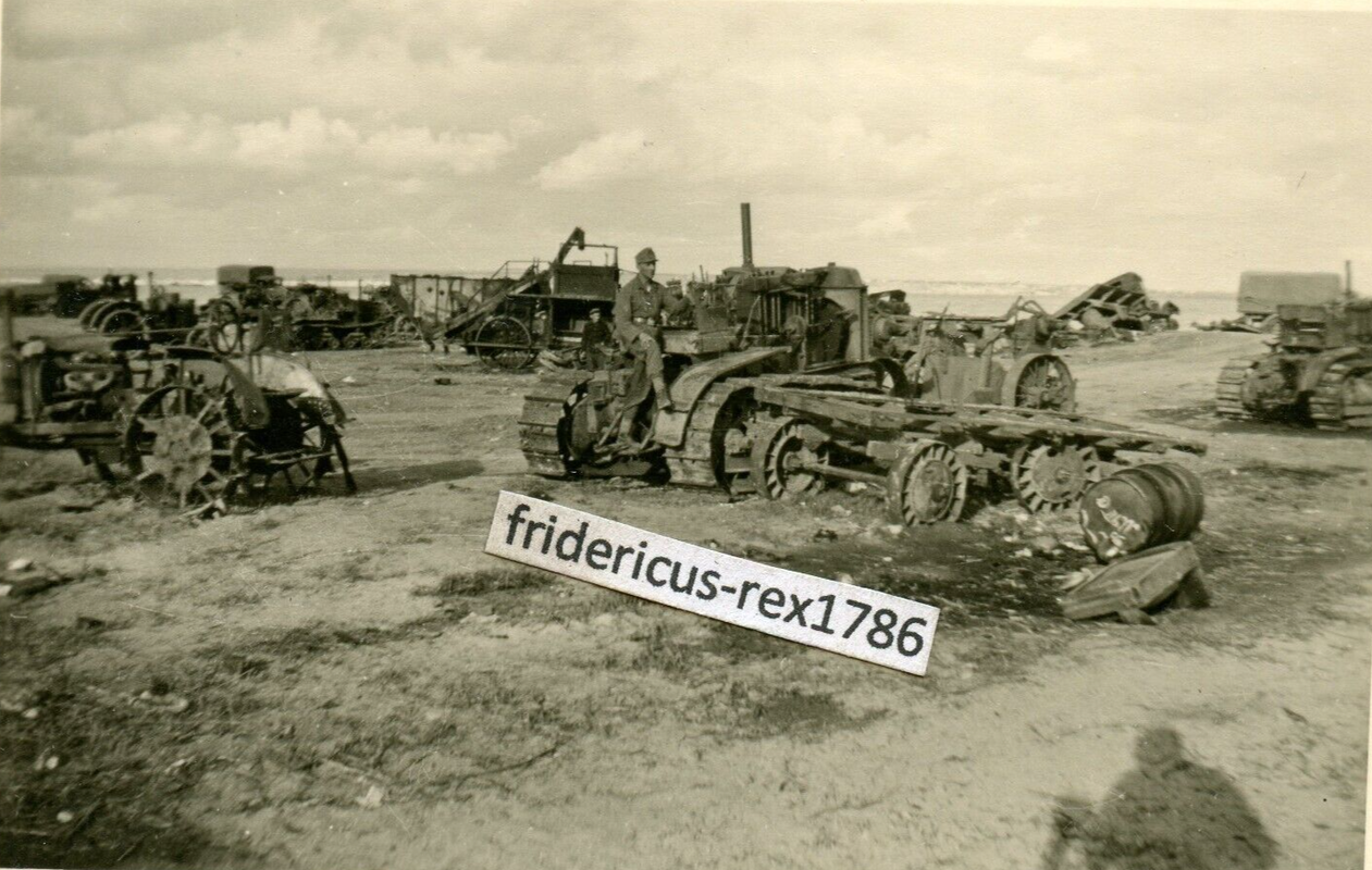 Foto WH Ostfront russ. Schrottplatz nach schweren Kämpfen Combat