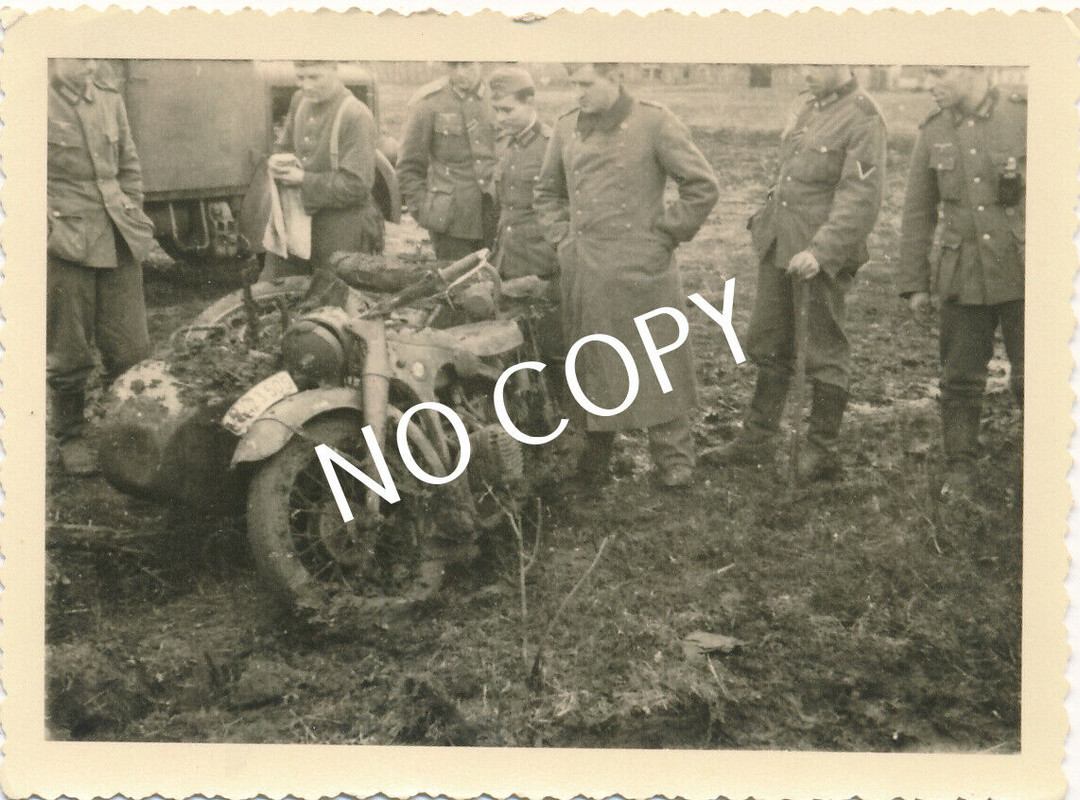 Foto WK II Wehrmacht Soldaten Kradfahrer bike Beiwagen Matsch große KolonieH1.79