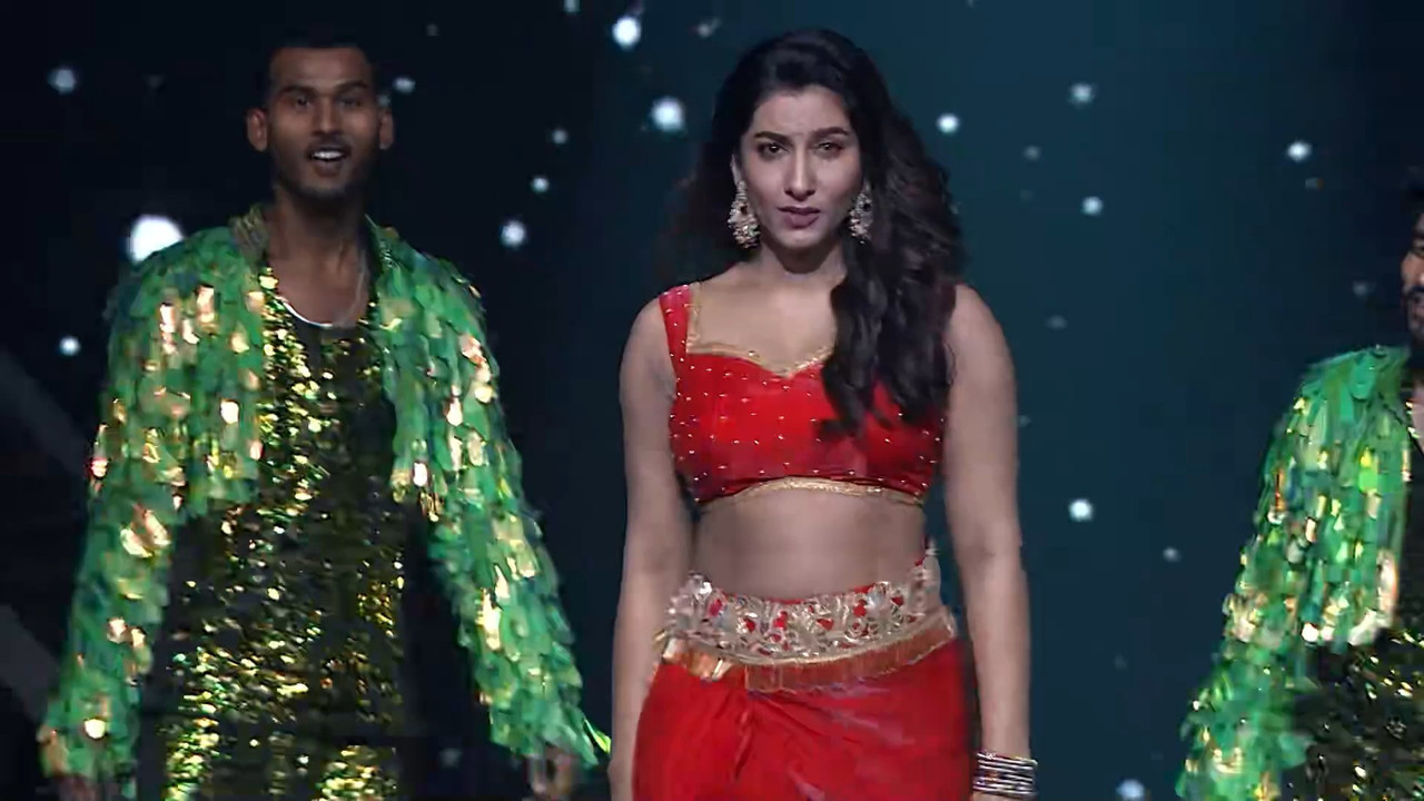 [Image: Vishnupriya-item-dance-in-red-dress-mp4-...56-000.jpg]