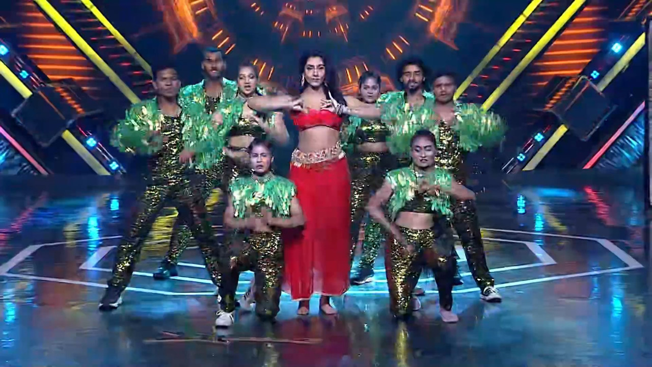 [Image: Vishnupriya-item-dance-in-red-dress-mp4-...51-000.jpg]