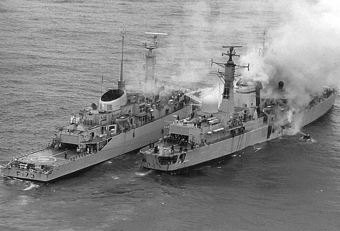 HMS Sheffield (D.80) получает помощь от фрегата Arrow-1