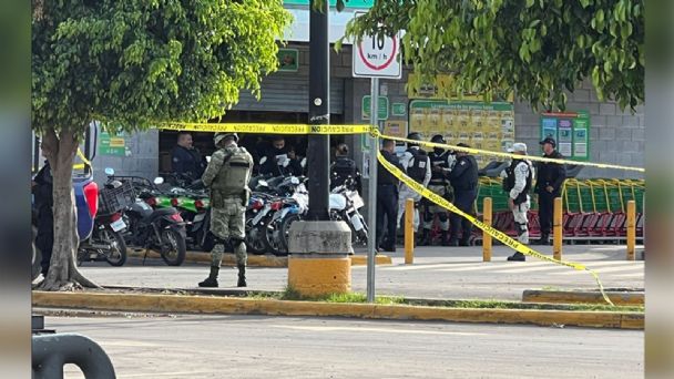 Frente a clientes, asesinan a balazos a un hombre al exterior de un supermercado