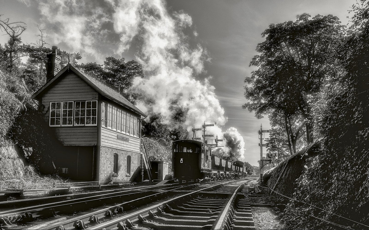blacknwhite-signal-box-dis.jpg