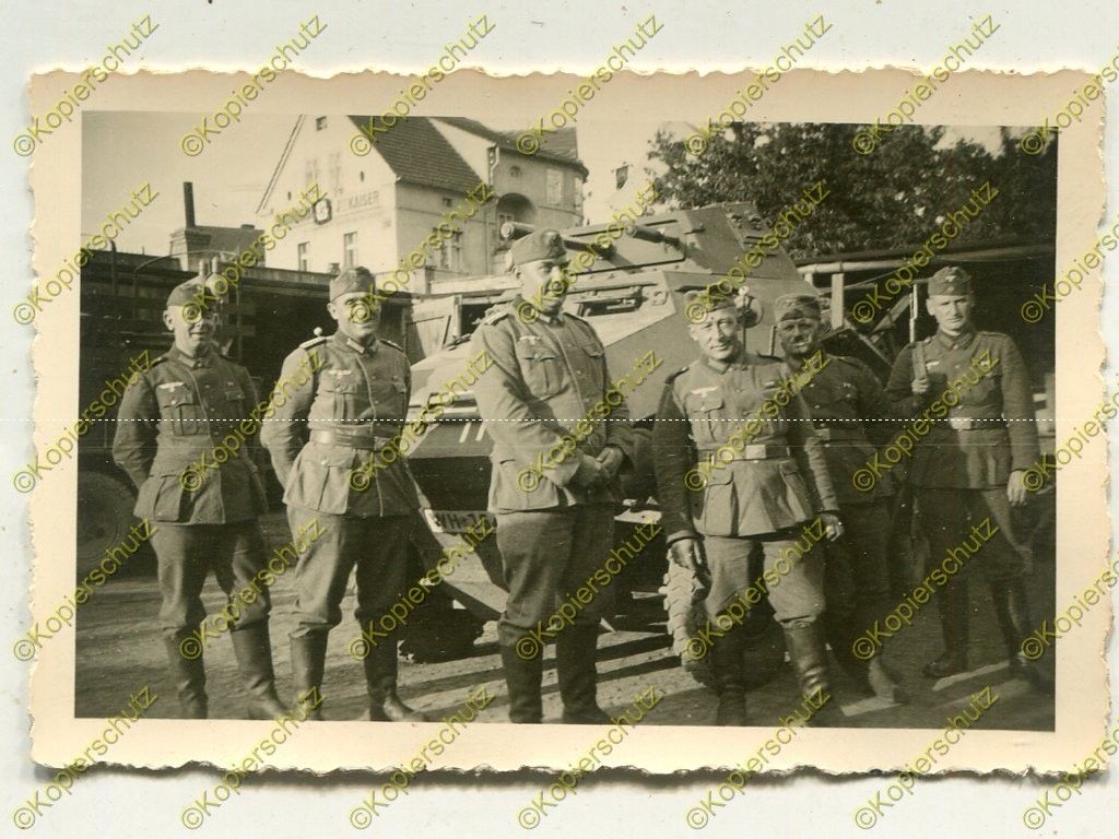 Soldaten vor Sdkfz, Panzerspähwagen, b. Pilsen, Tschechien