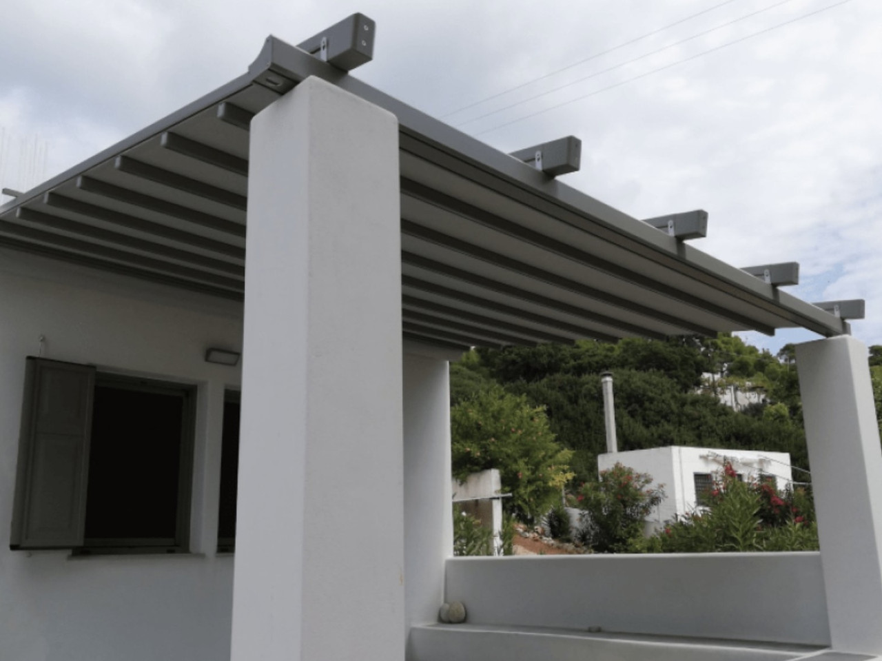 Σταθερή πέργκολα σε μονοκατοικία