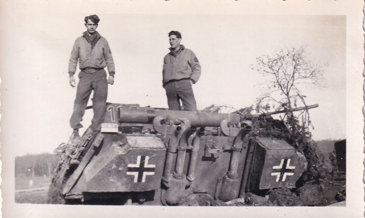 Photo GI's & CAPTURED GERMAN JAGDPANTHER PANTHER TANK (2)