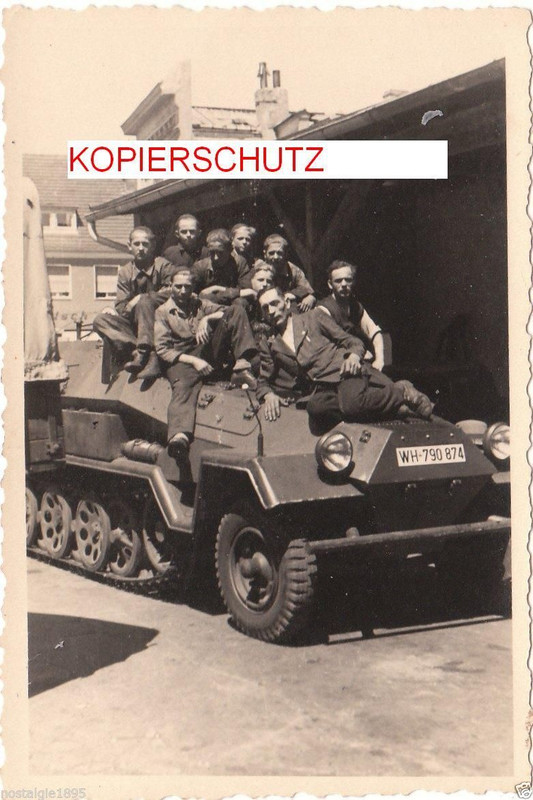 Soldaten mit Halbkette Hanomag in Werkstatt Löwe