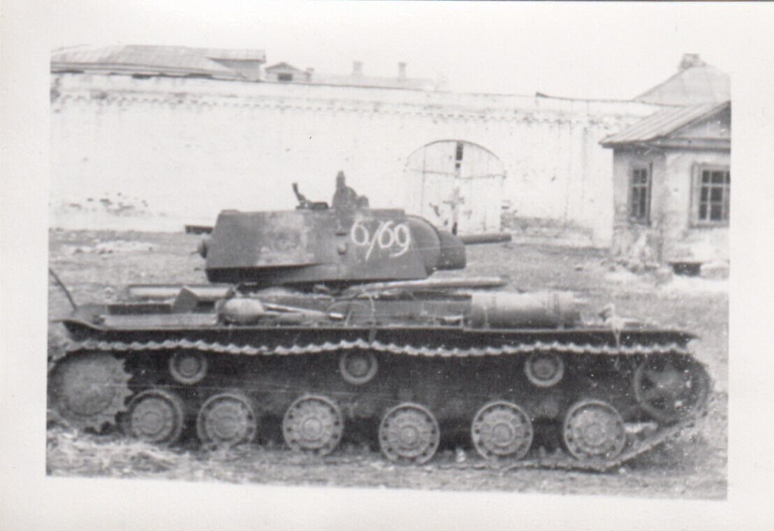 Zerstörter russischer Kampfpanzer KW-1 mit Kennung