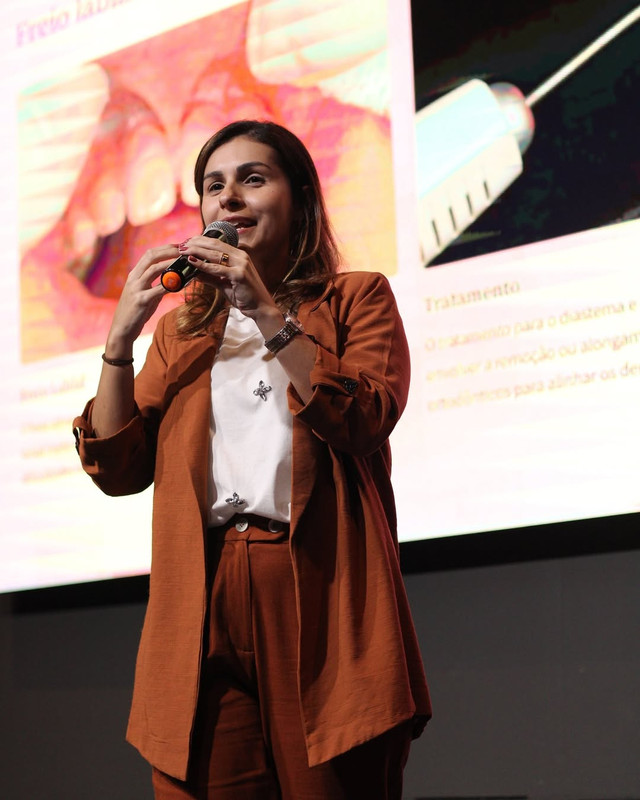 Dra. Débora Camilo em ambiente clínico