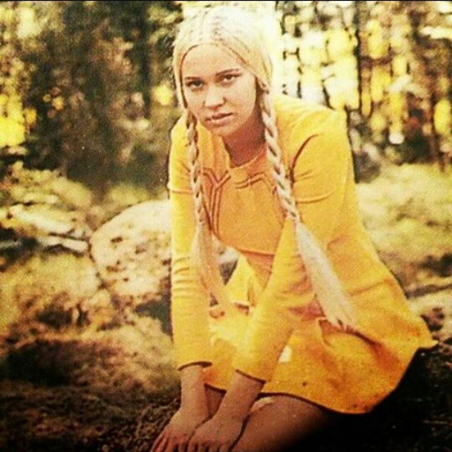 agnetha_yellow_1