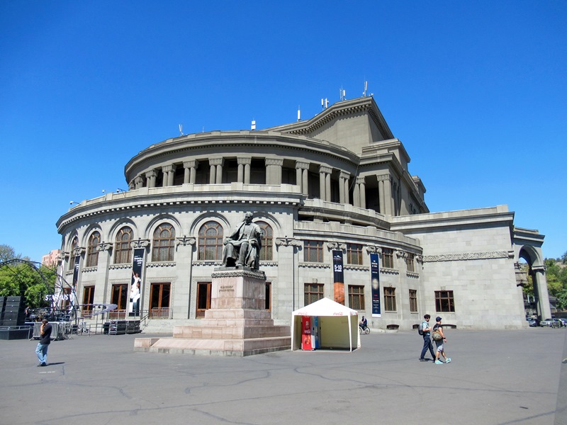 Армения - страна храмов, гор, камней и...