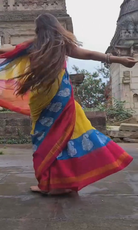 Jolly Bhatia Sexy navel show in red and yellow saree.mkv_snapshot_00.19.981