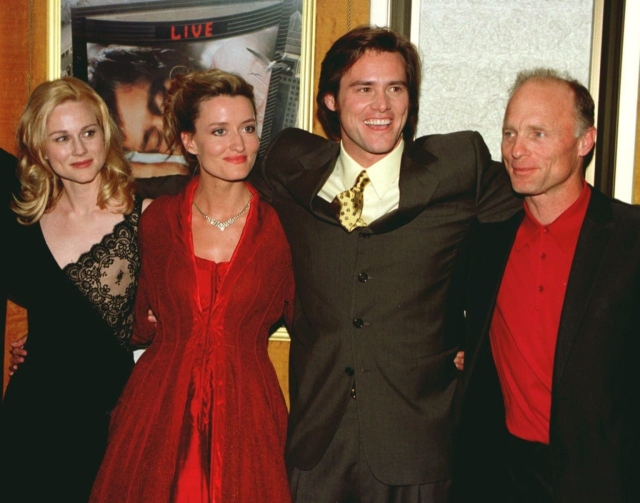 https://i.postimg.cc/9Q6CbbXC/lora-linni-natasha-makelkhon-dzhim-kerri-i-ed-kharris-na-premere-shou-trumana-1998-god.jpg
