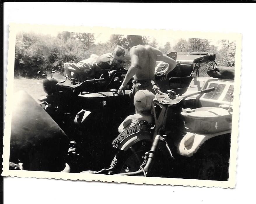Foto 1943 Deutsche Fallschirmjäger mit Ihren NSU Kettenkrädern K