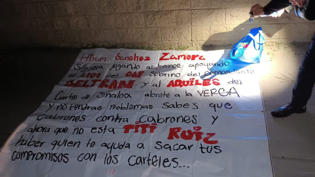 Incendian vehículo y dejan narcomanta en Fiscalía de Tijuana