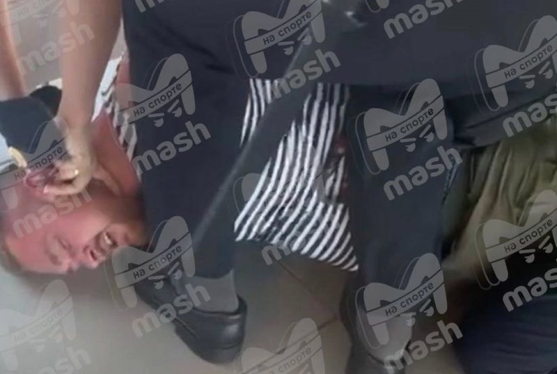 ММА боец счупи челюстта на служител на авиокомпания