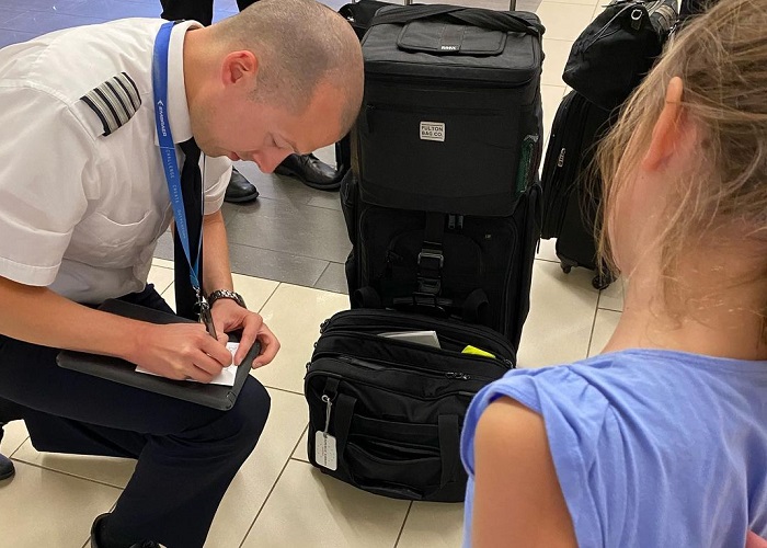 Kapten Josh Duchow dari United Airlines menulis catatan khusus kepada peri gigi untuk menghibur Lena.