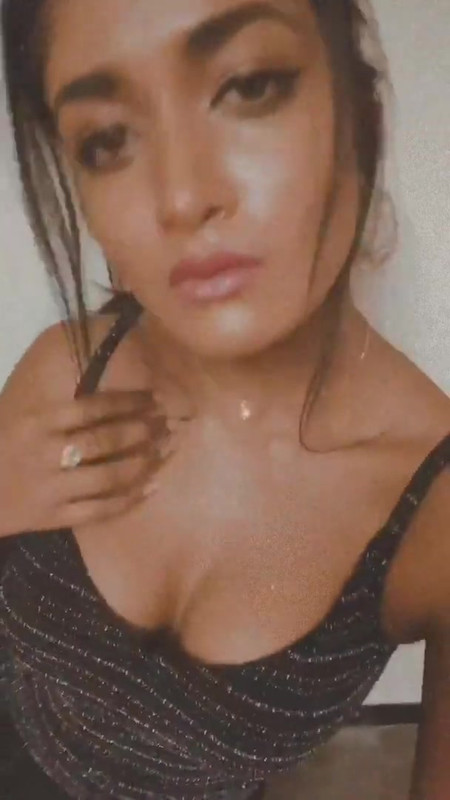 Dimple Hayati hot 18