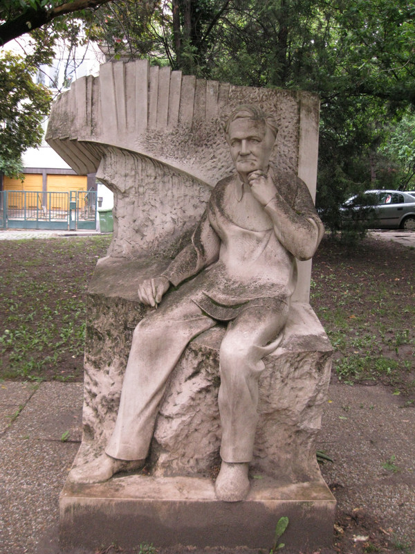 Nemeth-Laszlo-statue-in-Budapest-District-II