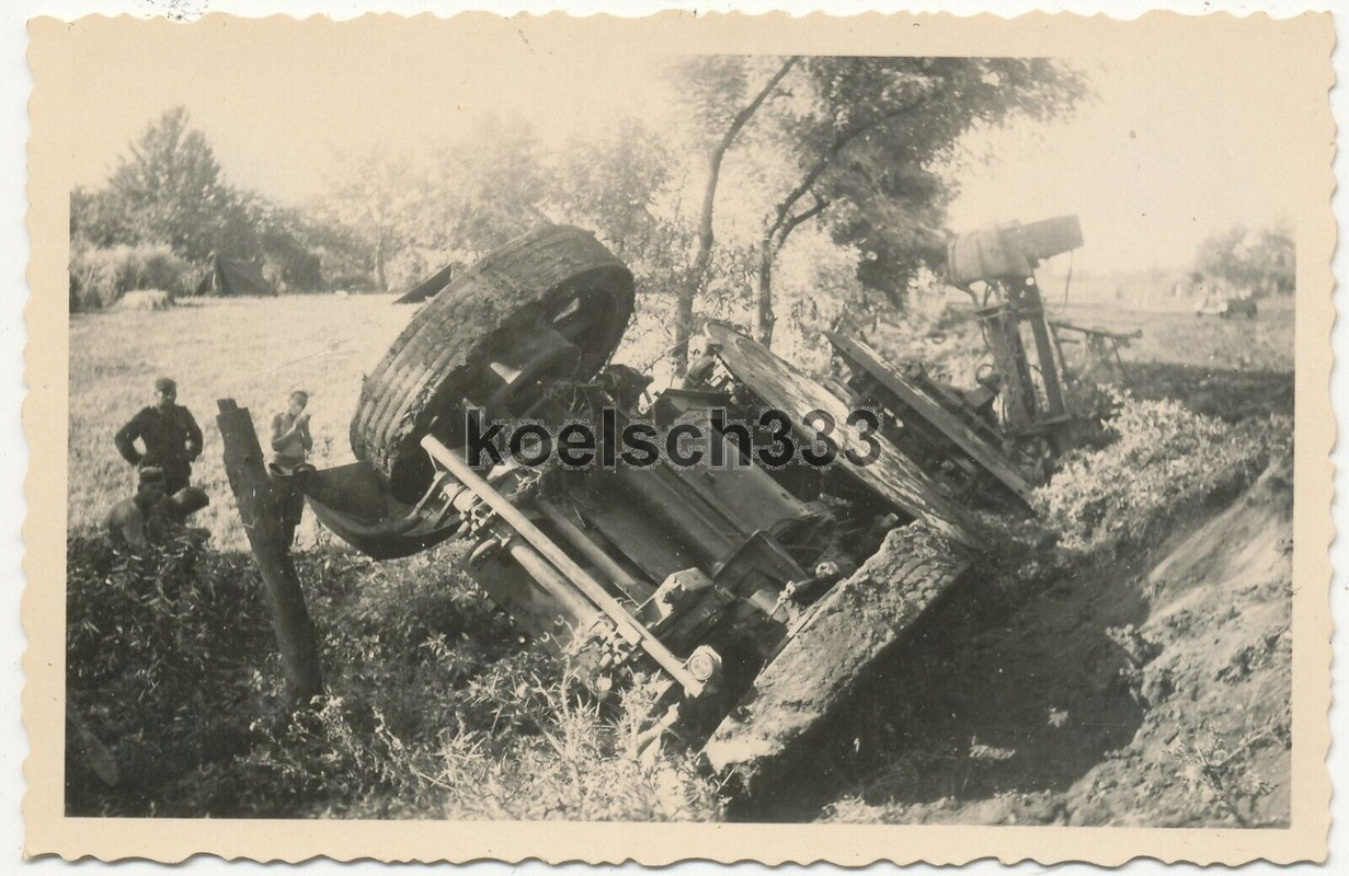 Foto 21cm Mörser Artillerie Geschütz der Wehrmacht umgestürzt an der Ostfront !.
