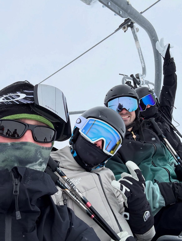 G8spisz-Xg-AAR8m-R-format-jpg-name-large