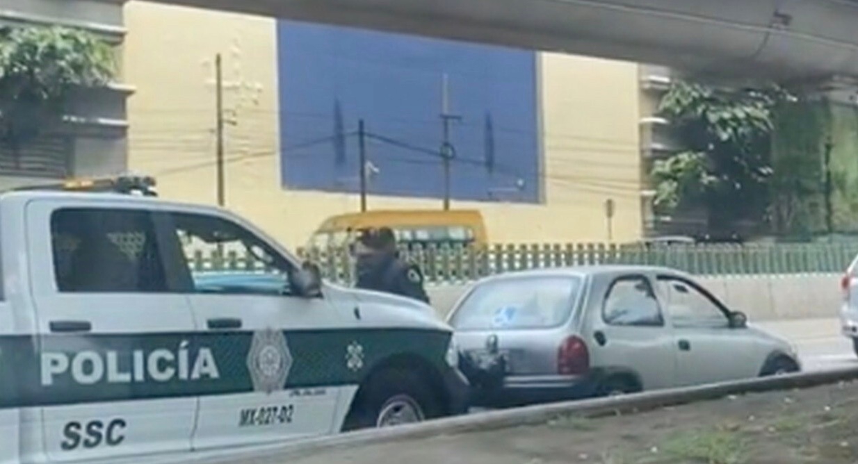 Policía “remolca” con sus pies un auto en pleno tráfico de la CDMX