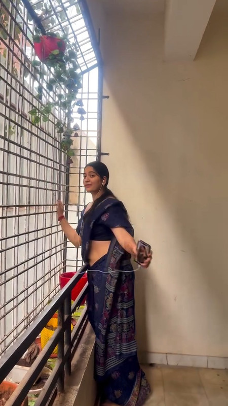 [Image: Ksudha-sexy-big-deep-navel-hole-in-blue-...31-991.jpg]