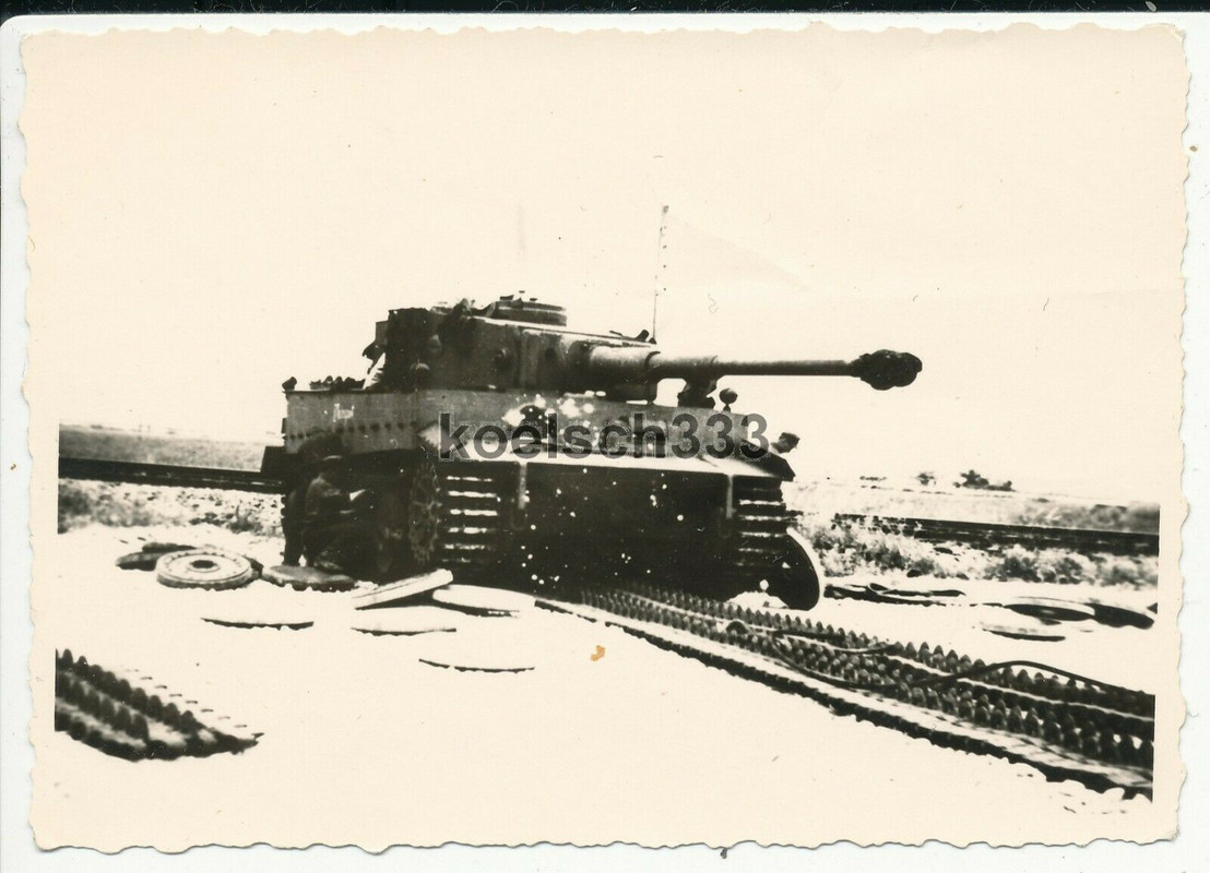 Foto Panzermänner arbeiten am Ketten Laufwerk vom Tiger Panzer VI im Osten ... !