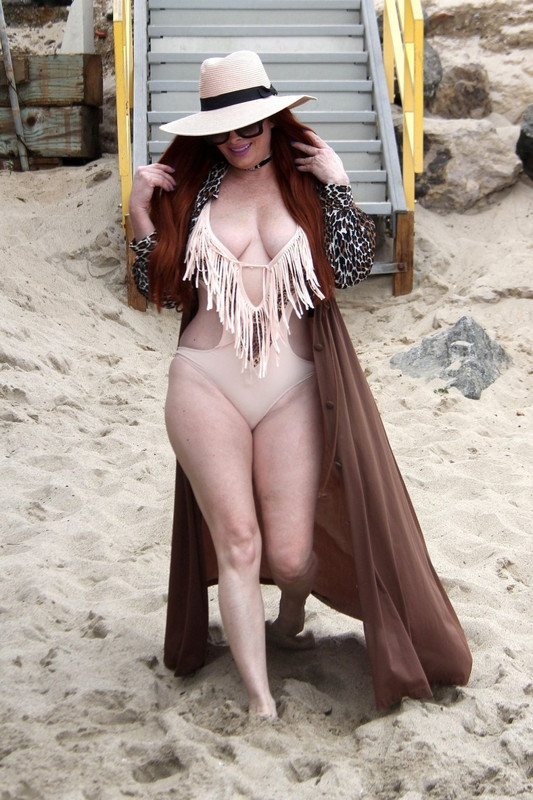 Phoebe-Price-upskirt-STARS-com-22