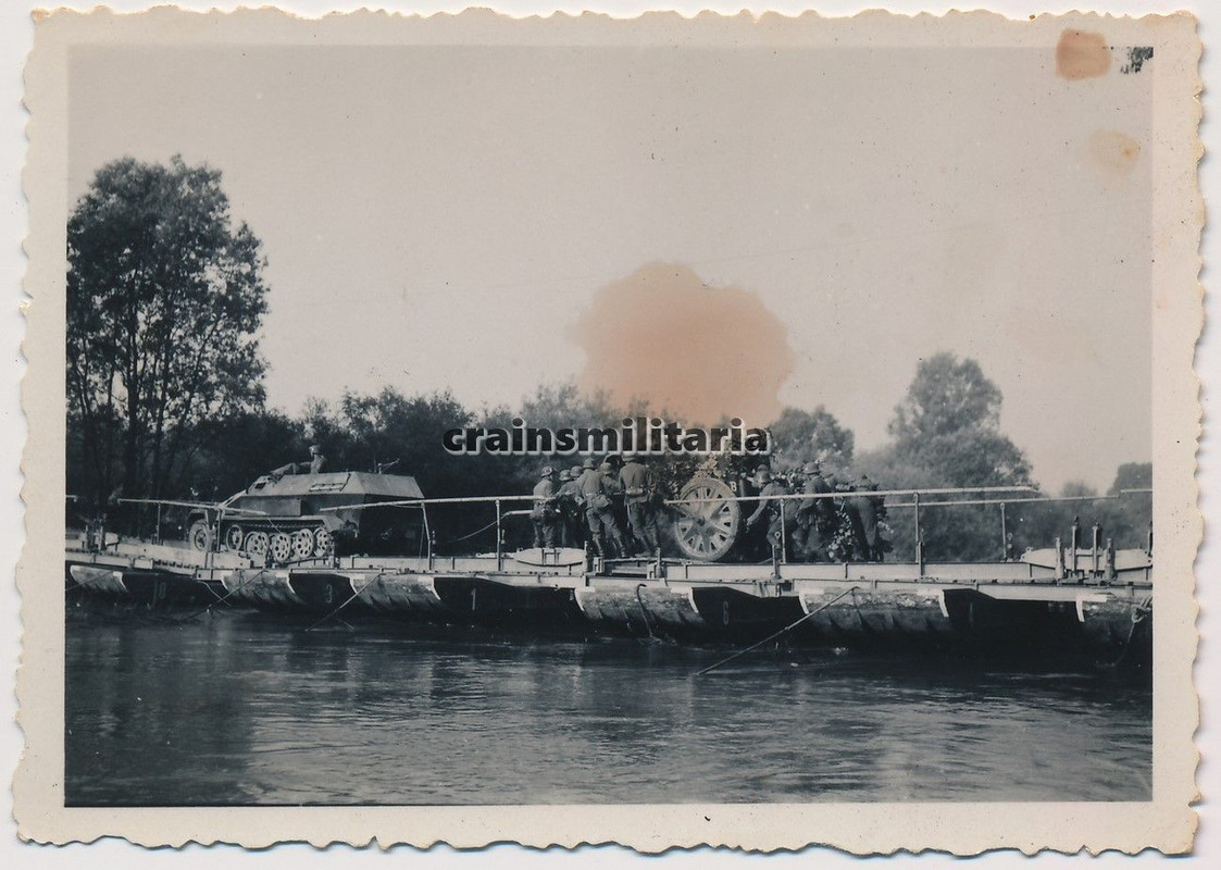 Orig. Foto Vormarsch unechte SdKfz 251 Panzerspä